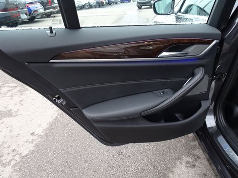 Used 2019 BMW 530e xDrive w/ Convenience Package image 16