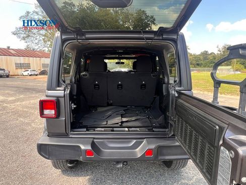 Used 2020 Jeep Wrangler Unlimited Sahara image 9