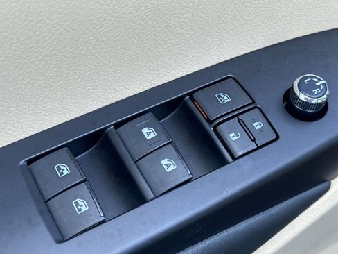 Used 2015 Toyota Highlander XLE image 12