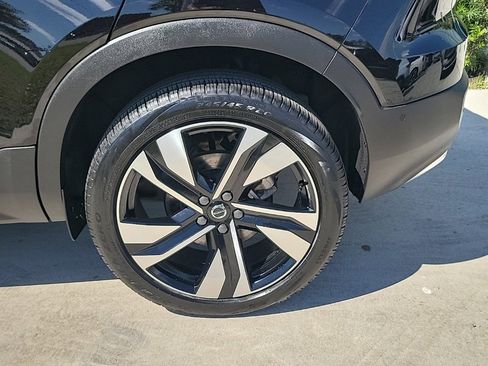 Used 2025 Volvo XC40 B5 Plus image 4