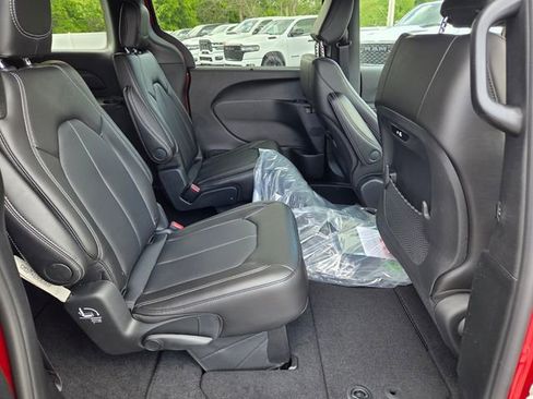 New 2026 Chrysler Pacifica Select image 12