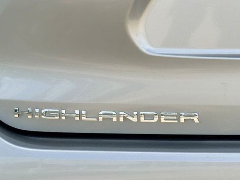Used 2024 Toyota Highlander XSE FWD image 9