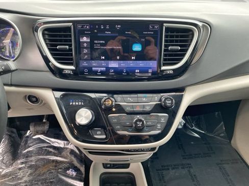 Used 2024 Chrysler Pacifica Touring-L FWD image 18
