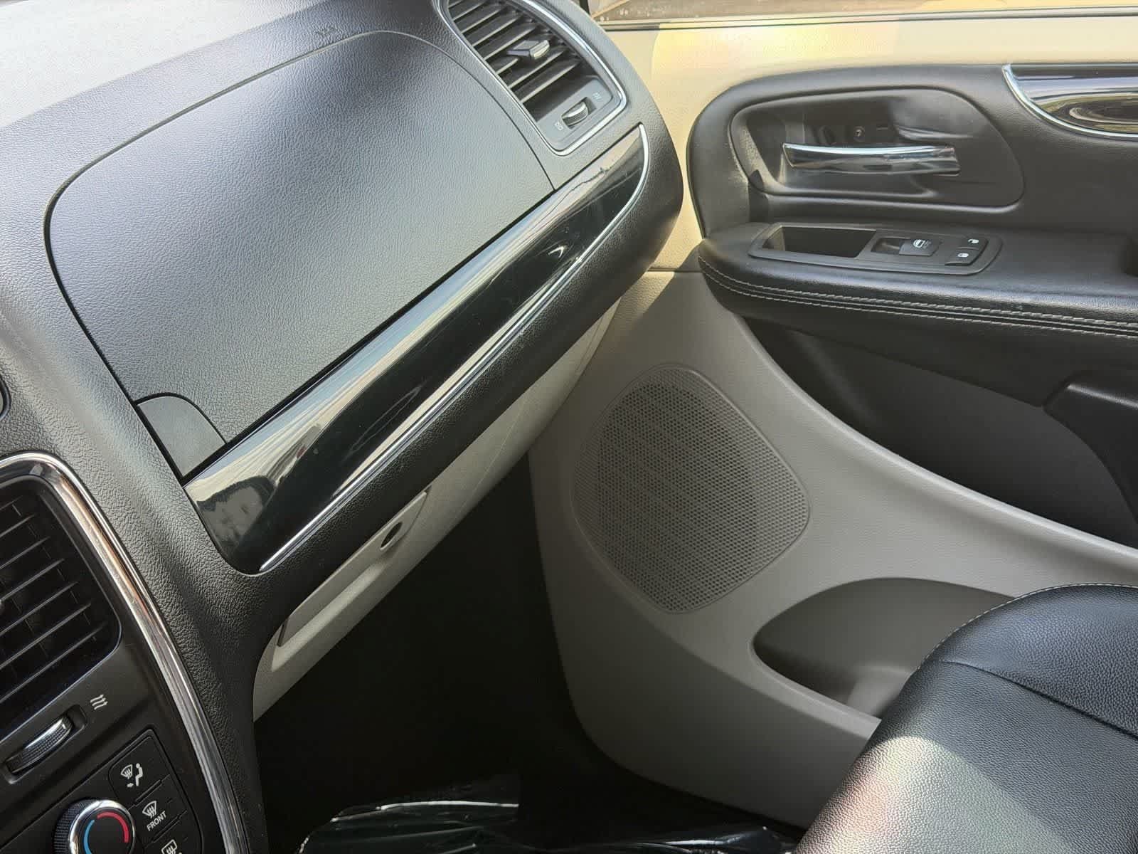Used 2019 Dodge Grand Caravan SXT FWD image 30