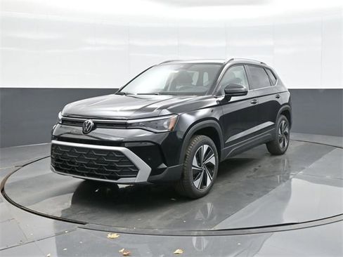 New 2026 Volkswagen Taos SE image 3
