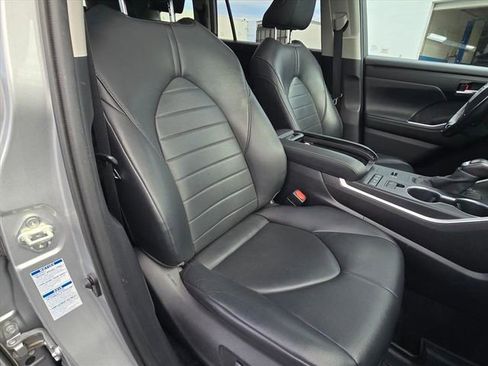 Used 2020 Toyota Highlander XLE image 19