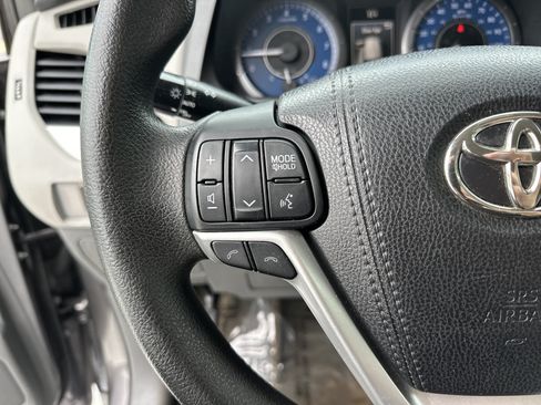 Used 2018 Toyota Sienna LE FWD image 19