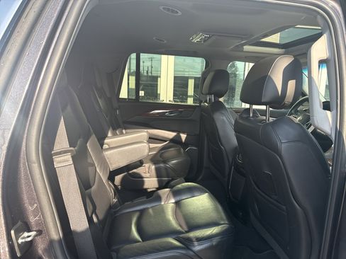 Used 2018 Cadillac Escalade Luxury AWD/4WD image 10