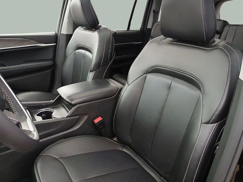 Used 2024 Jeep Grand Cherokee Limited w/ Luxury Tech Group II image 23