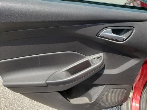 Used 2014 Ford Focus SE w/ Equipment Group 201A FWD image 12