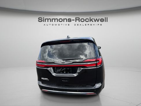 Used 2025 Chrysler Pacifica Select FWD image 4