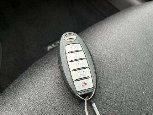 Used 2025 Nissan Altima 2.5 SV FWD image 17