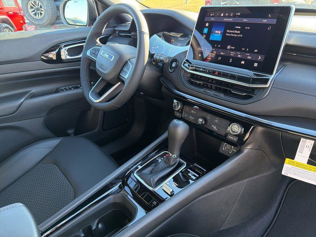 New 2026 Jeep Compass Latitude AWD/4WD image 25