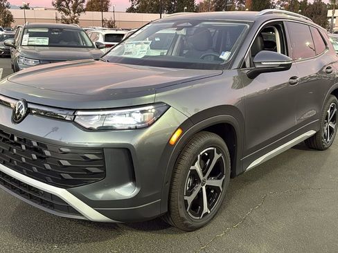 New 2026 Volkswagen Tiguan SE image 7