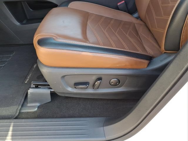 Used 2024 Nissan Pathfinder Platinum AWD/4WD image 16