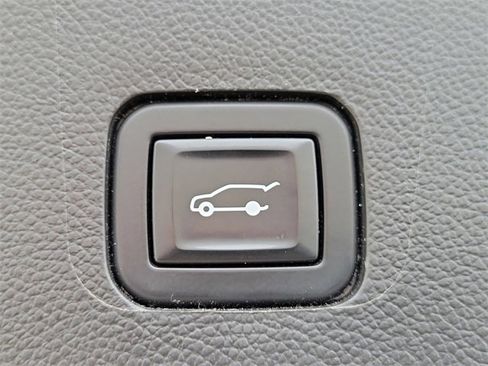 Used 2020 Chevrolet Traverse LT image 11