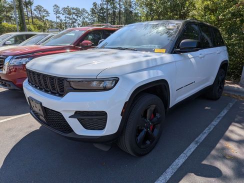 Used 2022 Jeep Grand Cherokee Altitude AWD/4WD image 5