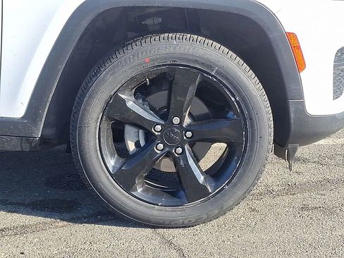 Used 2023 Jeep Grand Cherokee Altitude image 11