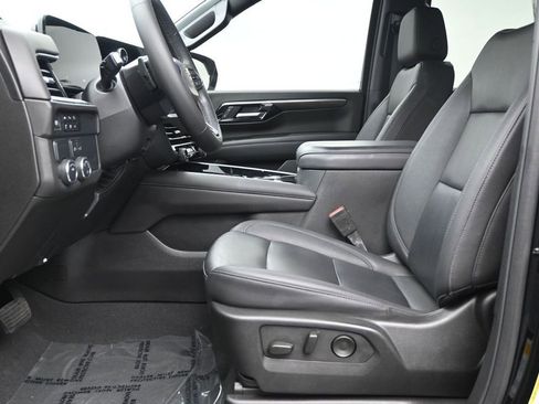 Used 2025 Chevrolet Suburban LT RWD image 13