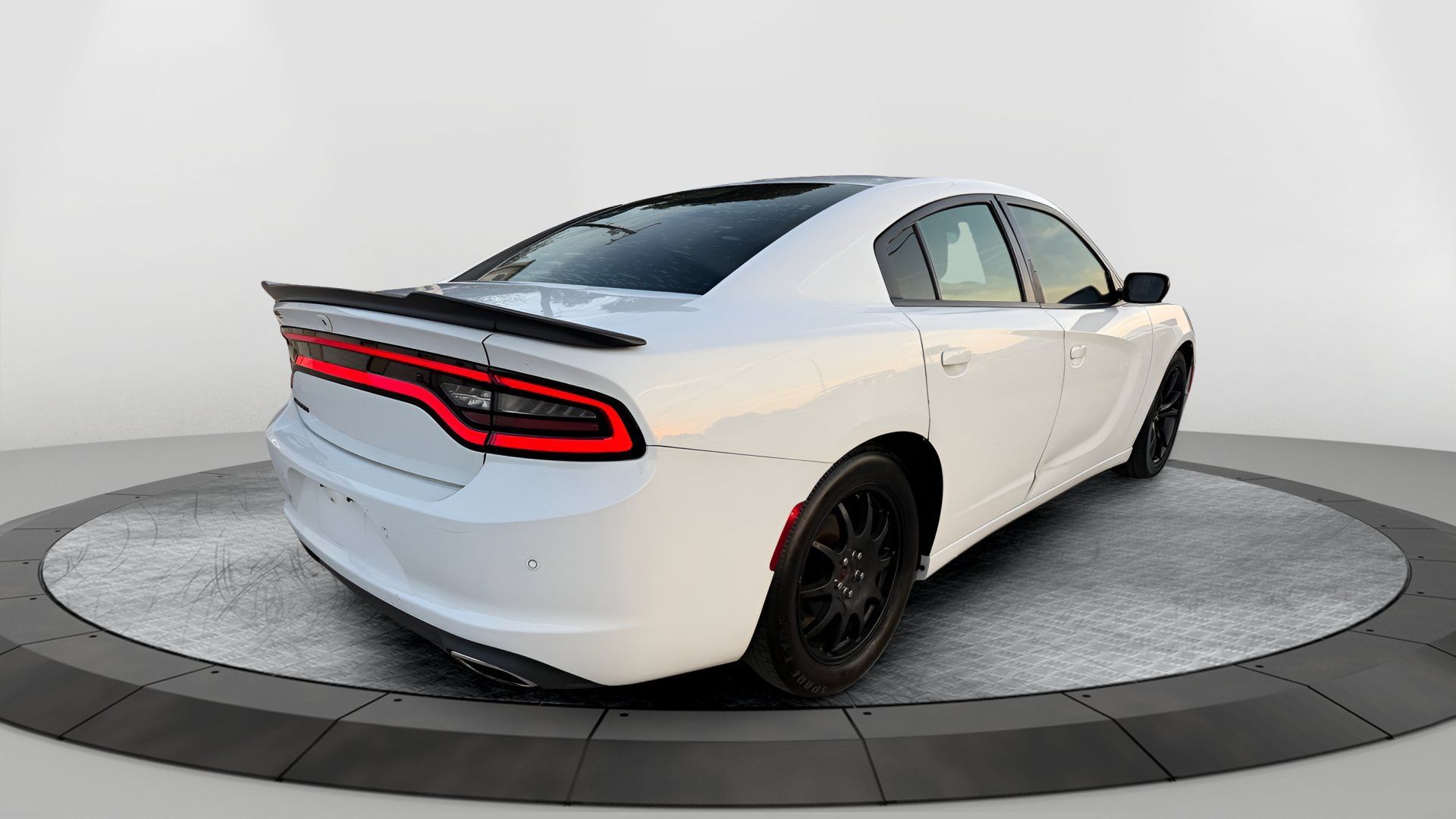 Used 2018 Dodge Charger SXT w/ Blacktop Package RWD image 7