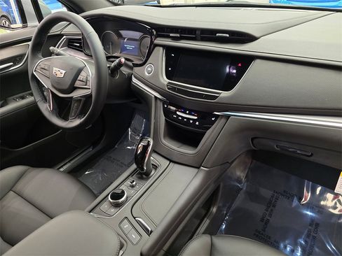 New 2025 Cadillac XT5 Luxury image 10