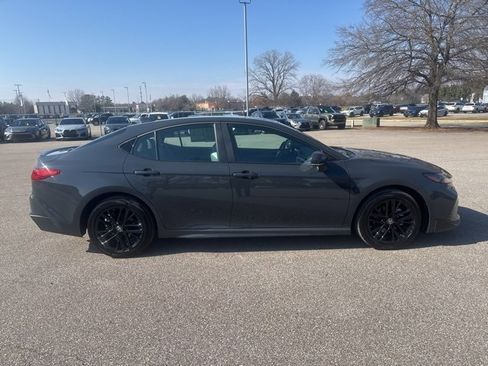 Used 2025 Toyota Camry SE image 6