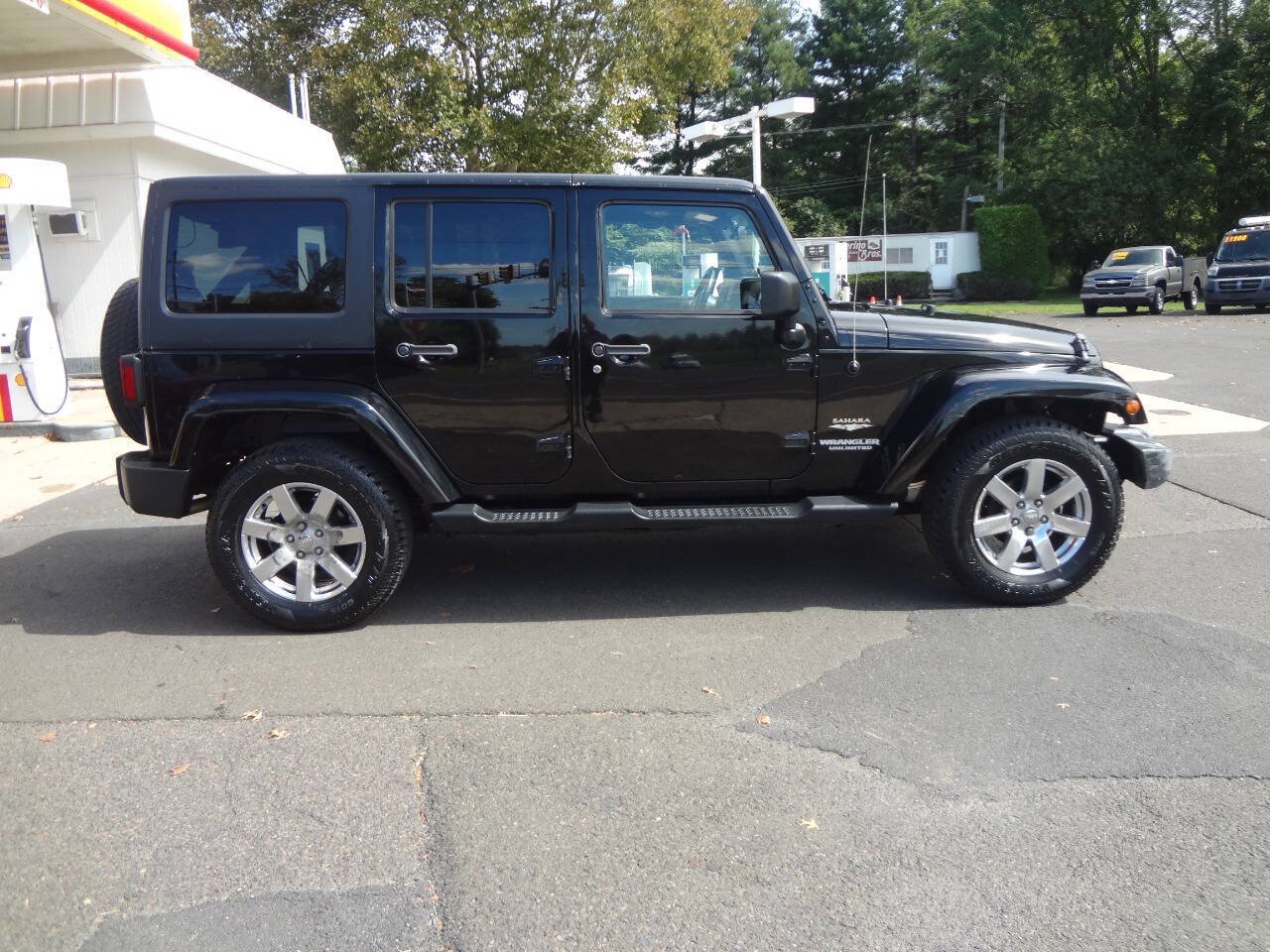 Used 2012 Jeep Wrangler Unlimited Sahara w/ Dual Top Group AWD/4WD image 5