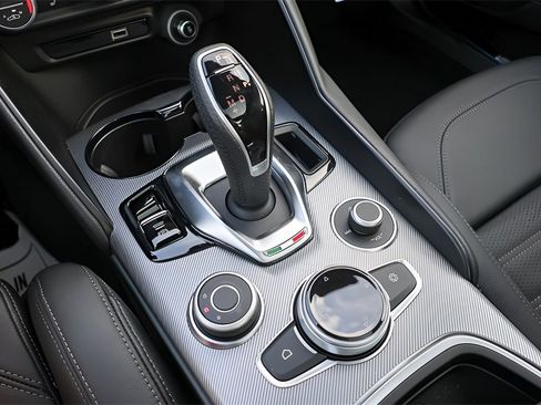New 2025 Alfa Romeo Giulia Base image 17