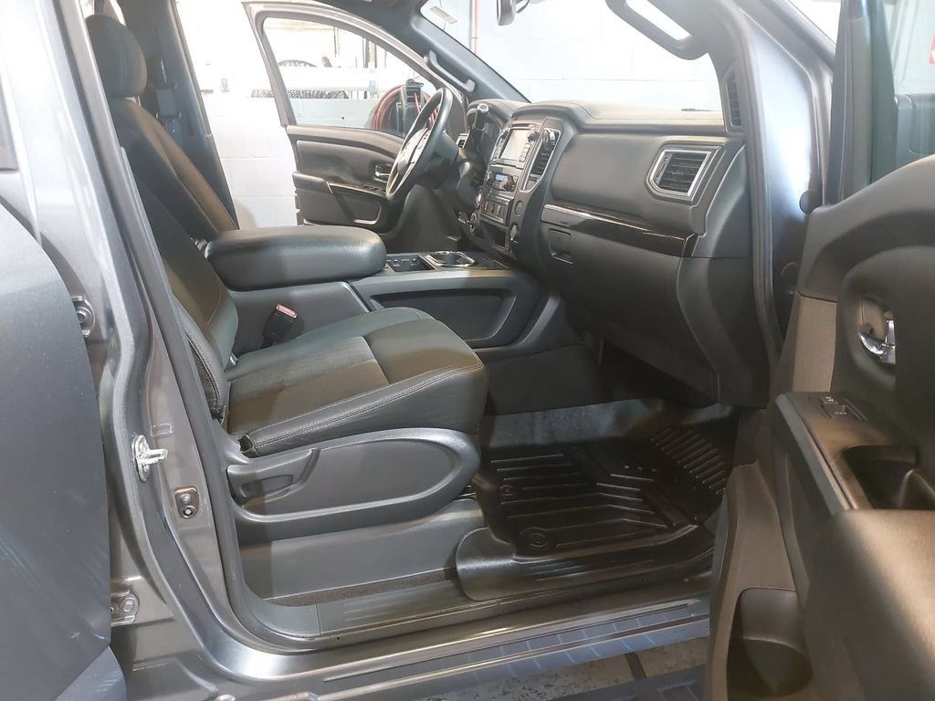 Used 2018 Nissan Titan SV w/ SV Convenience Package AWD/4WD image 10