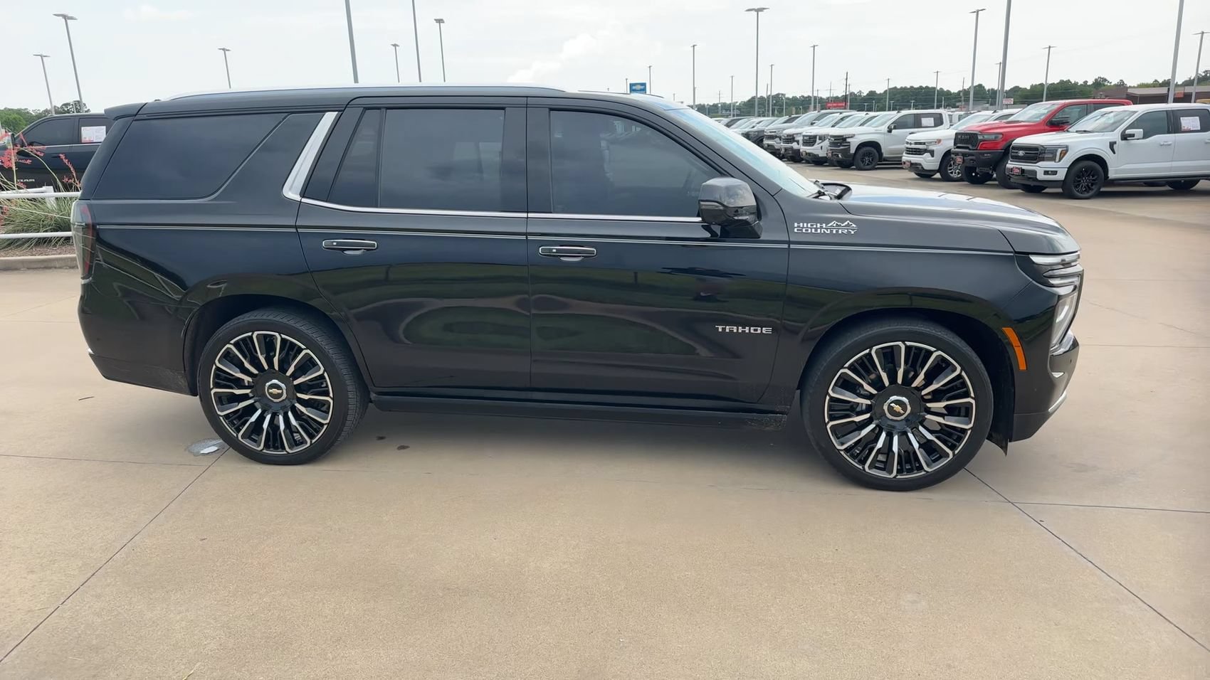 Used 2025 Chevrolet Tahoe High Country AWD/4WD image 2