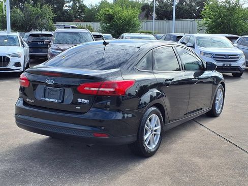 Used 2017 Ford Focus SE FWD image 4