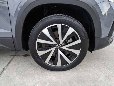 Certified 2024 Volkswagen Taos SE FWD image 11
