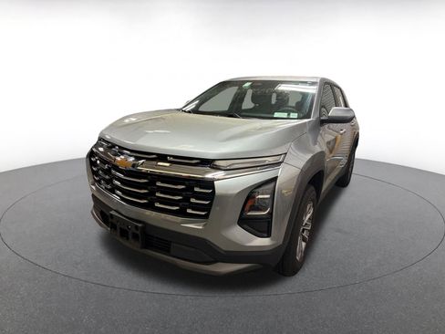 Used 2025 Chevrolet Equinox LT image 3