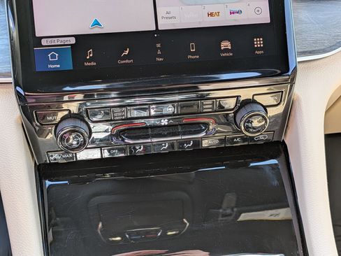 Used 2023 Jeep Grand Cherokee L Limited w/ Black Appearance Package image 21