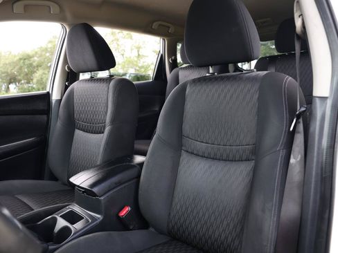 Used 2017 Nissan Rogue S w/ S Appearance Package FWD image 6