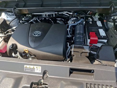 Used 2021 Toyota Highlander XLE AWD/4WD image 29