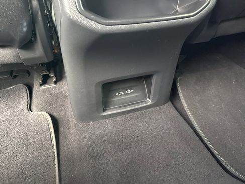 Used 2024 Volkswagen Atlas Cross Sport SE image 37