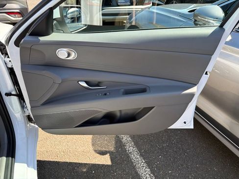 Certified 2025 Hyundai Elantra Hybrid FWD image 10