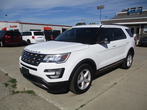 Used 2017 Ford Explorer XLT w/ Equipment Group 201A image 2