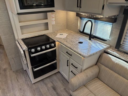 Used 2022 Ford E-450 and Econoline 450 Super Duty w/ Motorhome Prep Package RWD image 45