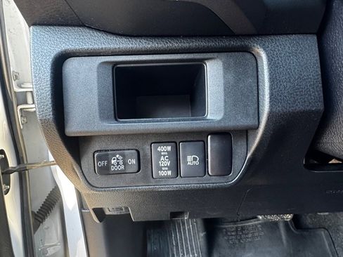 Used 2018 Toyota Tacoma TRD Sport w/ Technology Package image 11