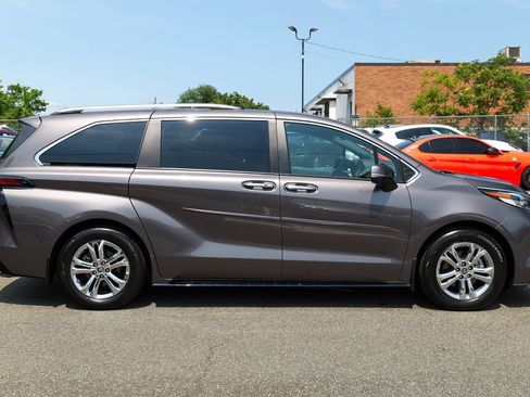 Used 2023 Toyota Sienna Platinum AWD/4WD image 8