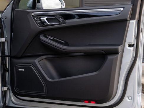 Certified 2026 Porsche Macan AWD/4WD image 40