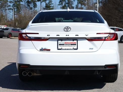 Used 2025 Toyota Camry SE w/ Convenience Package image 4