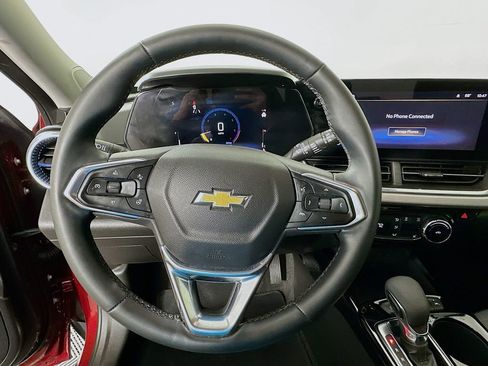 Used 2024 Chevrolet Trax LT w/ Sunroof Package image 11