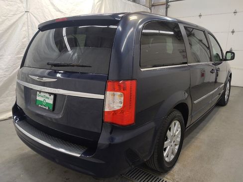 Used 2016 Chrysler Town & Country Touring image 9