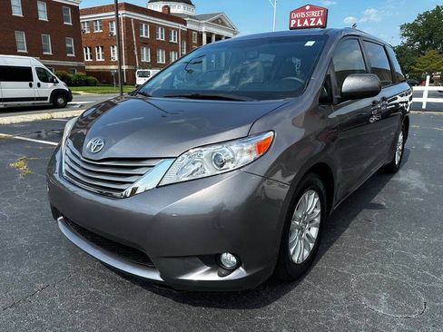 Used 2017 Toyota Sienna XLE Premium FWD image 3