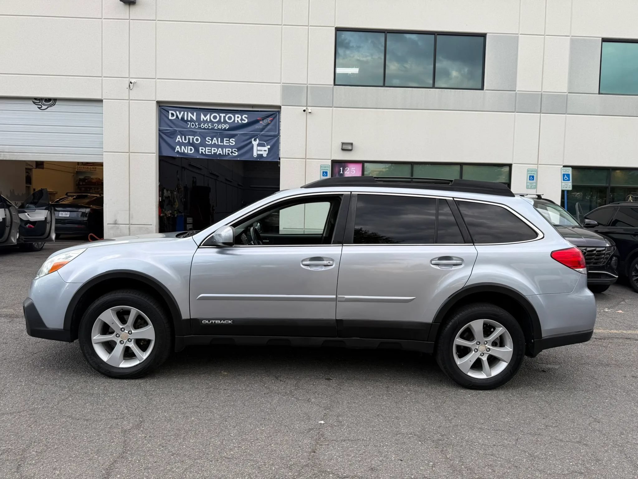 Used 2014 Subaru Outback 2.5i Premium w/ Moonroof Package AWD/4WD image 10