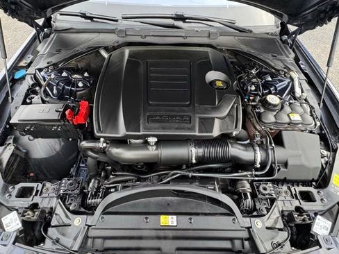 Used 2018 Jaguar XE Premium image 2