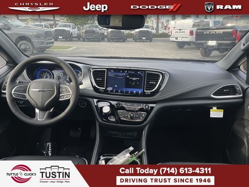 New 2026 Chrysler Pacifica Limited w/ Uconnect Theater Family Group FWD image 12